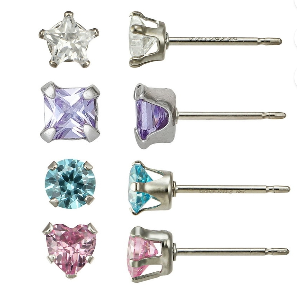 4 pairs of earrings 💙🩷💜🤍